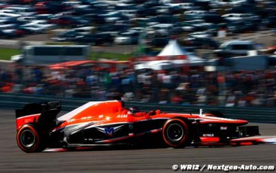 Bianchi glisse sa Marussia entre les deux Caterham