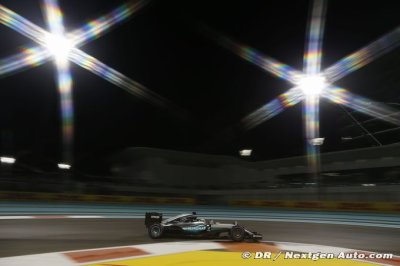 Hamilton on pole for F1 title decider ahead of Rosberg, Ricciardo