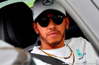 Hamilton decides against ’taking a knee’