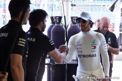 Hamilton ’reste calme’ après le premier accroc de Mercedes