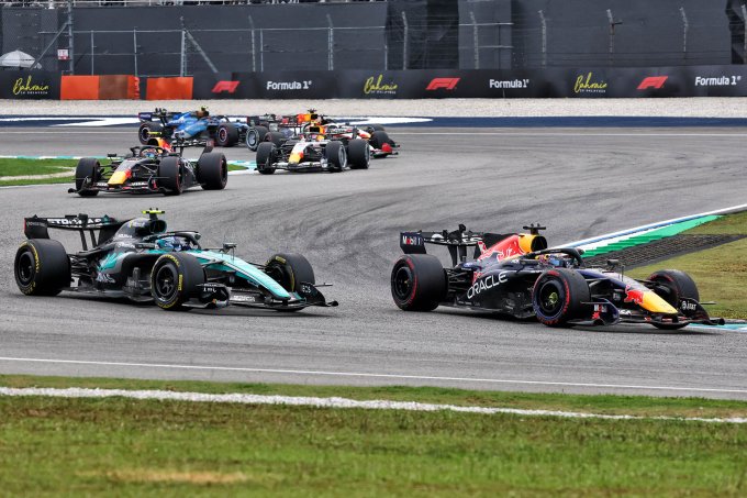 Verstappen évite le chaos de Sepang (…)